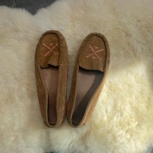 UGG Women’s Calze Rustic Weave Moccasin Size 8.5